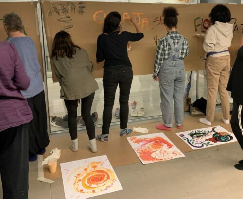 personas expresando en palabras la experiencia creativa